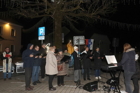 Prižig adventne svečke 07 Foto Ljubo Vukelič